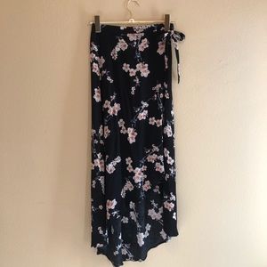 American Eagle Black Floral Wrap Skirt Size XS